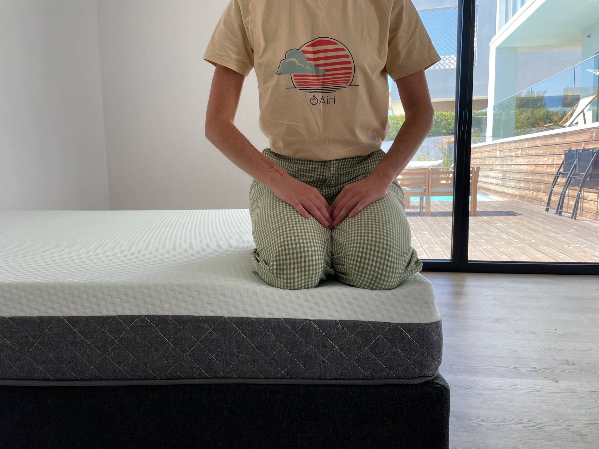 ajoelhar na extremidade do colchão